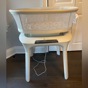 LIKE NEW MAMAROO SLEEP BASSINET!